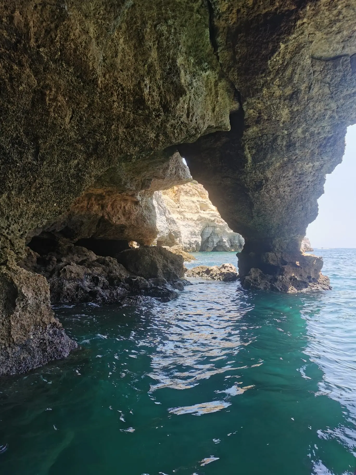 Arcos de gruta sobre água verde